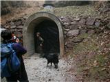 Goli vrh (962) in Rupnikova linija Vhod v obnovljene podzemne rove, odprto menda 14 dni nazaj